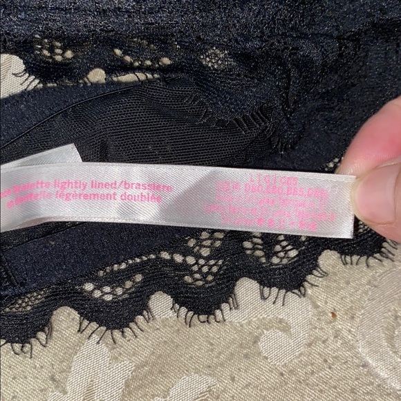 Black Lace Bralette with Scalloped Edges and Stretchy Fabric - Picture 4 of 7